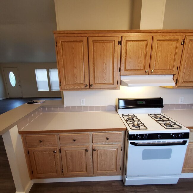 Building Photo - ***Limited Time Summer Rent Special!*** 5 bedroom : 3 bath Home with a Garage in Tangent