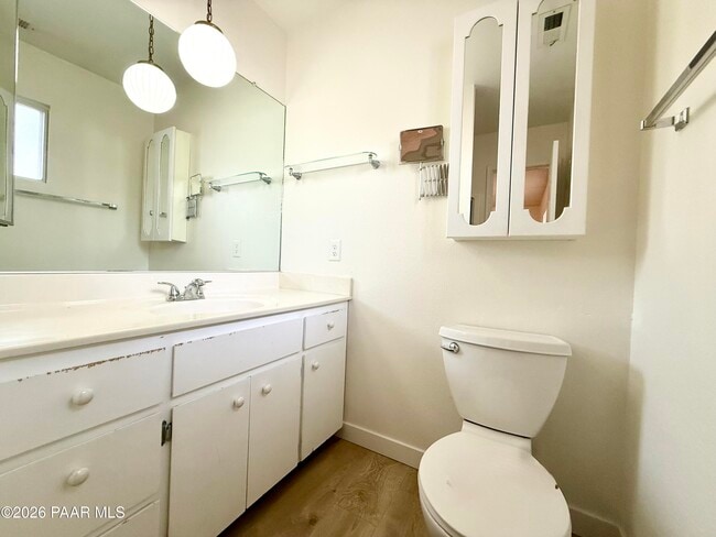 Building Photo - 841 E Pine Knoll Dr