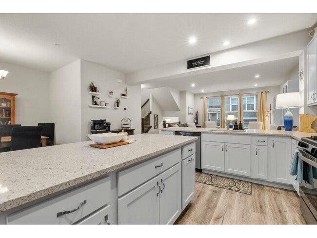 Building Photo - 775 Roselyn Dr