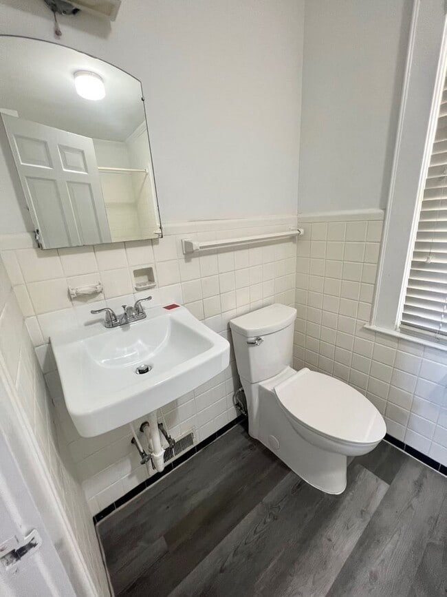 Building Photo - 437 Banks St