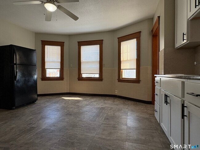 Building Photo - 20 Nash St