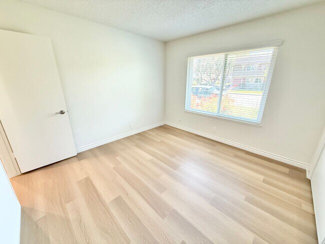 Building Photo - 4661 Larwin Ave