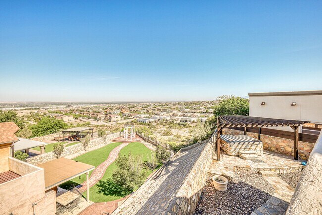 Building Photo - Beautiful Westside home FURNISHED with 4 b...