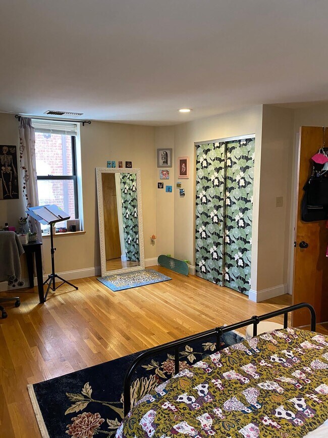 Main Bedroom (2 of 2) - 87 Gainsborough St