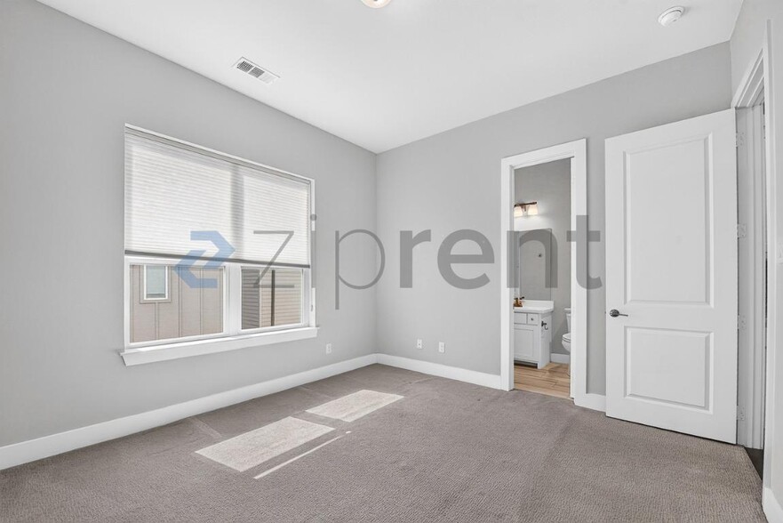 Building Photo - Unit