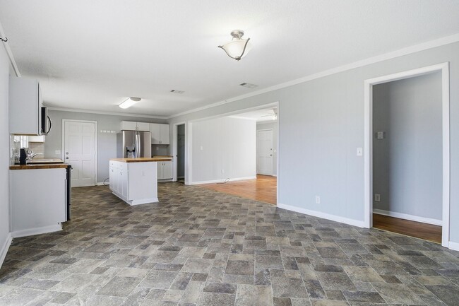 Building Photo - Majestic Maxwell