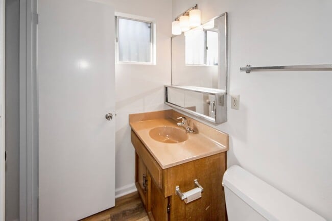 Building Photo - Available Now! Spacious 3BR, 2BA, 1,76sq.ft. 2 car garage.