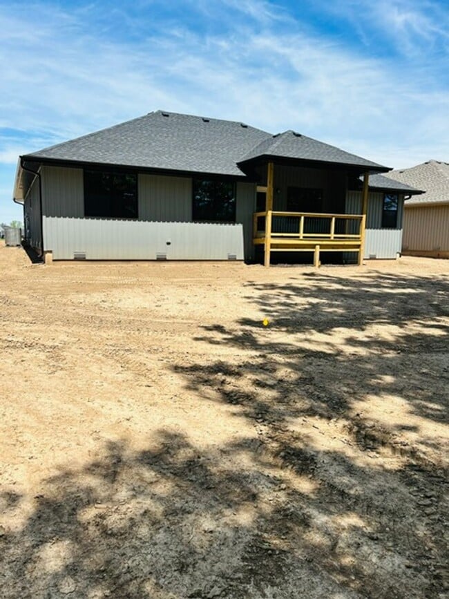 Building Photo - Beautiful, brand-new, 3-bedroom, 2-bath home in Nixa with a 3-car garage.