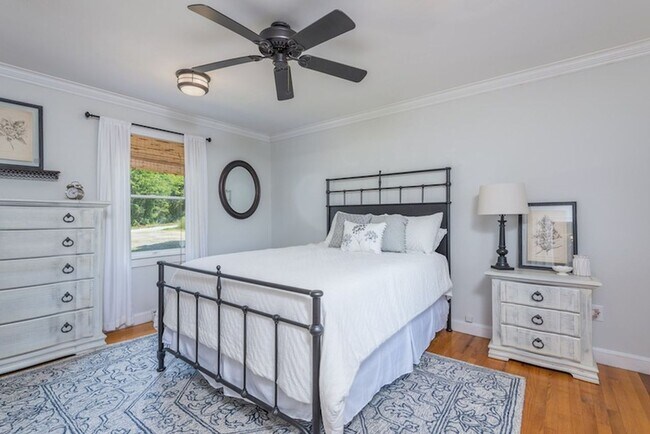 Building Photo - Weaverville Farmhouse Rental!