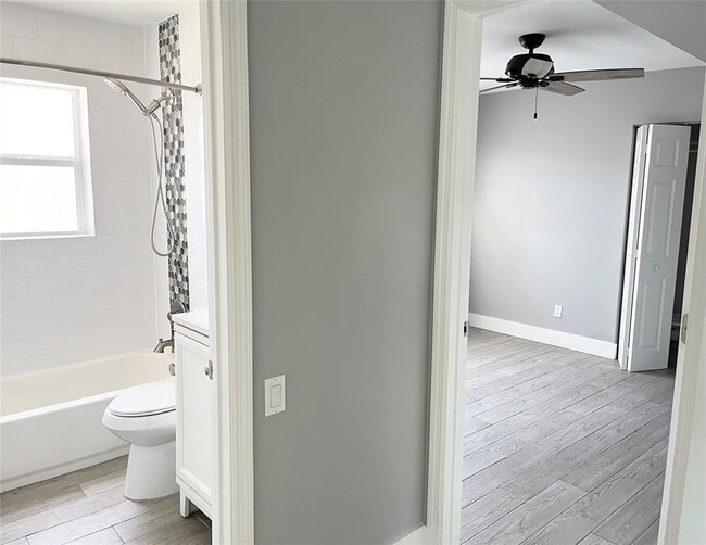 Building Photo - 5328 NE 6th Ave