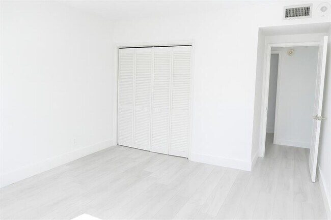 Building Photo - 4200 Hillcrest Dr