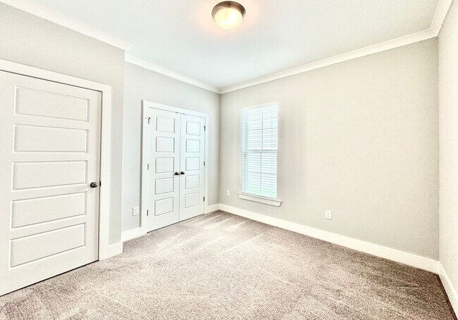 Building Photo - Warm Elegance in The Willows - 4Bedroom 2B...