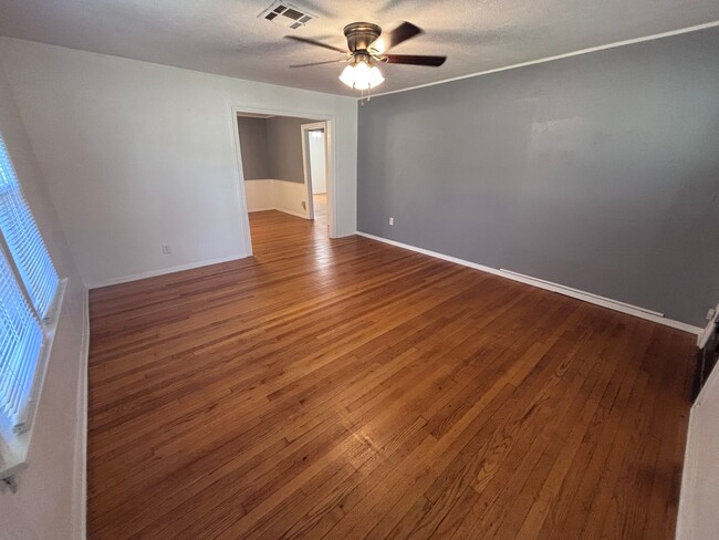 Building Photo - 2-bedroom 1 bathroom house with garage and...