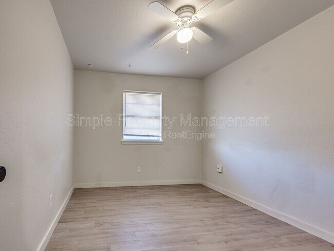 Building Photo - 2207 Donna Dr