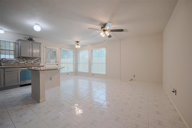Building Photo - 6607 Bayou Crest Dr