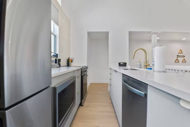 Building Photo - 4641 N 8th Pl