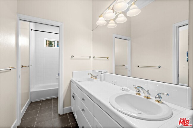 Building Photo - 2428 Oak Canyon Pl