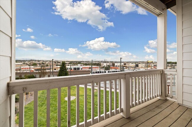 Building Photo - Beautiful, updated 3 bedroom townhome!