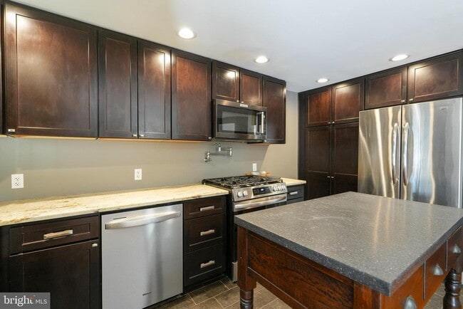 Building Photo - 3161 S Sydenham St