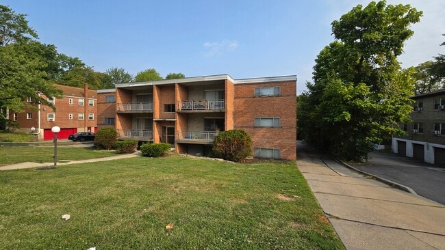 Interior Photo - 5910 Belmont Ave