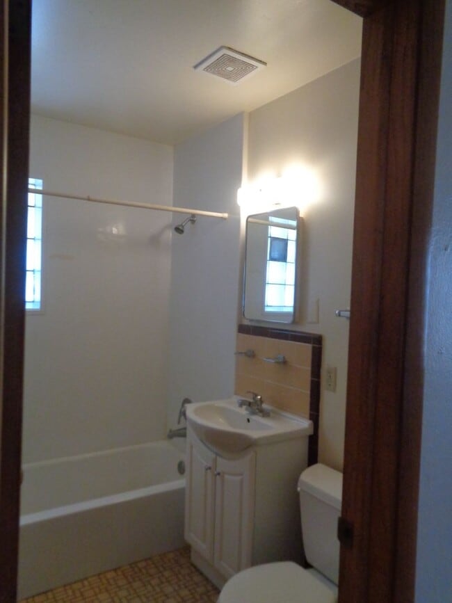 Building Photo - 1135