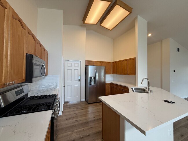 Building Photo - Quartz Hill 3 Bedroom 2 Bathroom