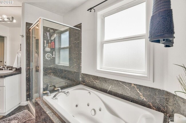 Building Photo - Bright and Airy 3 Bed, 2.5 Bath Stunning H...