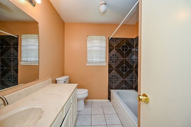 Building Photo - Nice 4 bd Rm Single Family Home