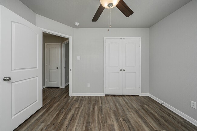 Building Photo - 623 Hollyhock Dr