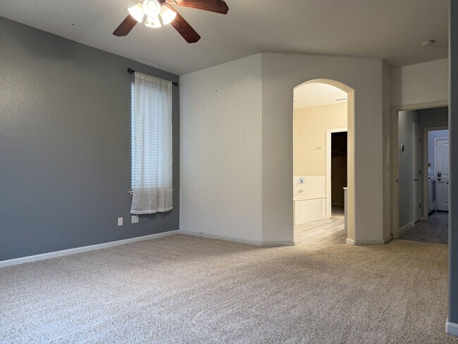 Building Photo - Polished and Chic 4/2 Available NOW!!