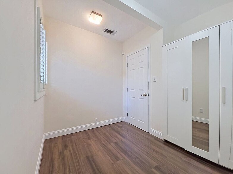Building Photo - 3819 S Van Ness Ave