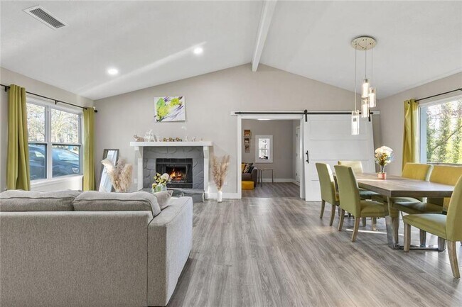 Building Photo - 494 Plainville Dr SW