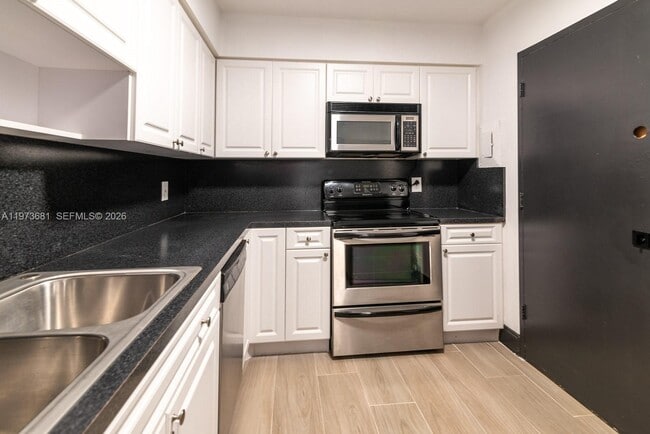 Building Photo - 9225 Collins Ave