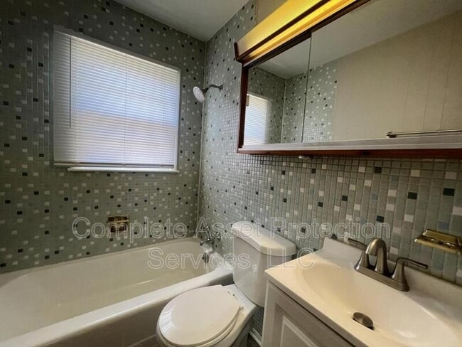 Building Photo - 205 Elm St