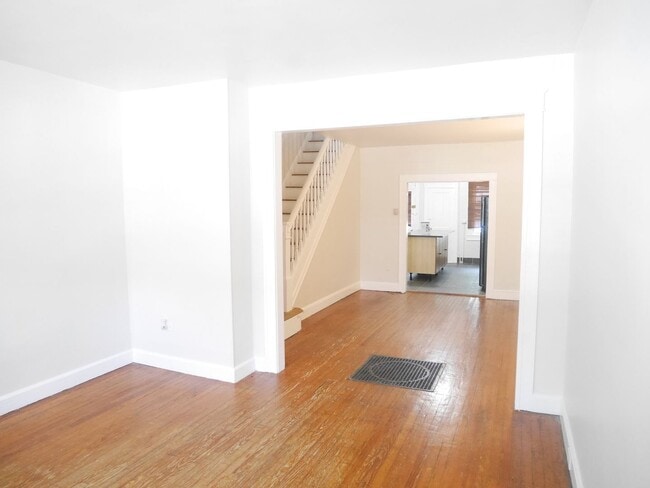 Building Photo - PRIME LOCATION! Charming 3-Bedroom Home Ne...