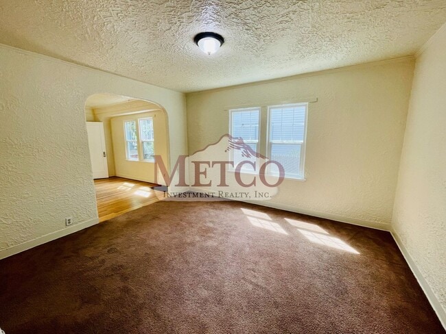 Building Photo - 4 bedroom 1 1/2 bath home close to U of O
