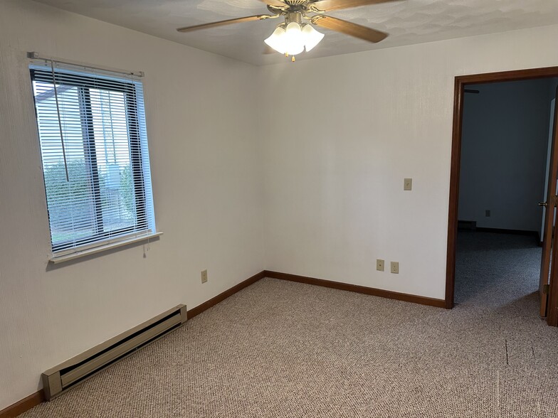 Building Photo - 1049 Lakeshore Dr