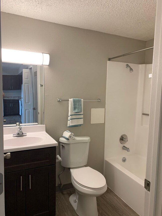 Building Photo - Spacious 2 Bedroom