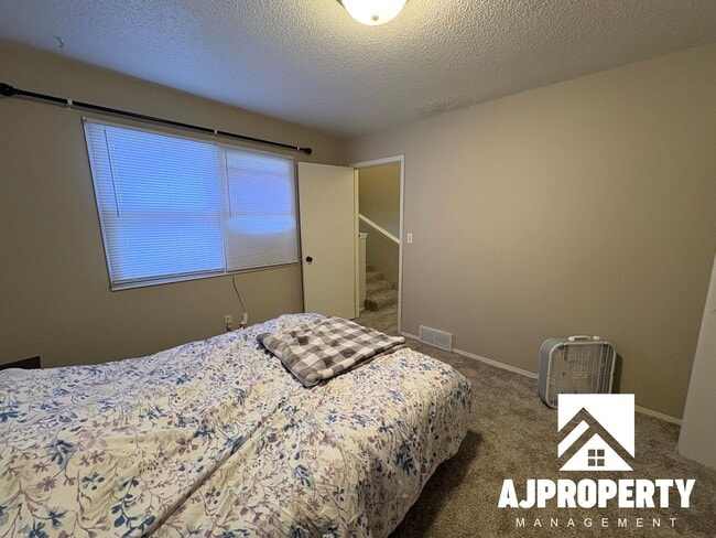 Building Photo - 4620 S Louise Ave