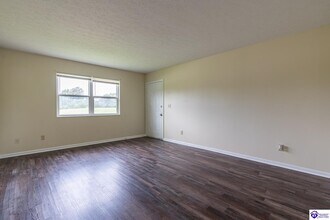 Building Photo - 390 W Elm Rd