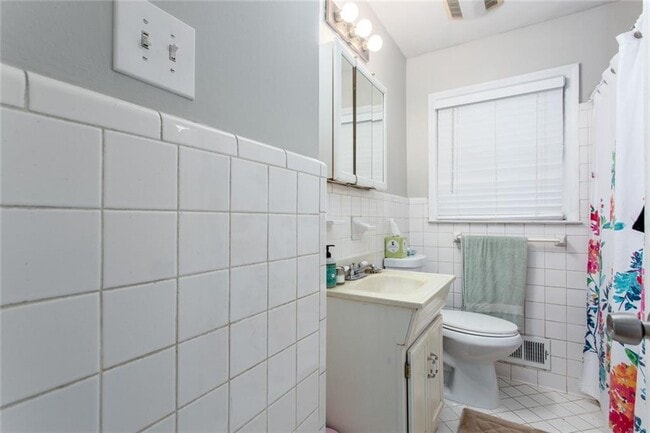 Building Photo - 1138 Arlington Pkwy NE