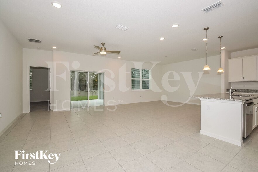 Building Photo - 320 Corbel Ln