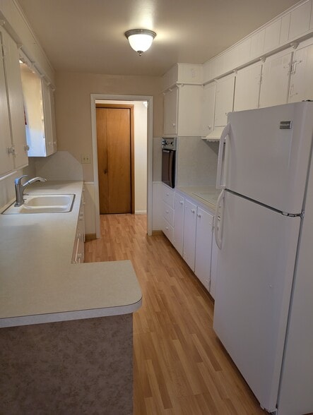 Building Photo - 675 University Dr