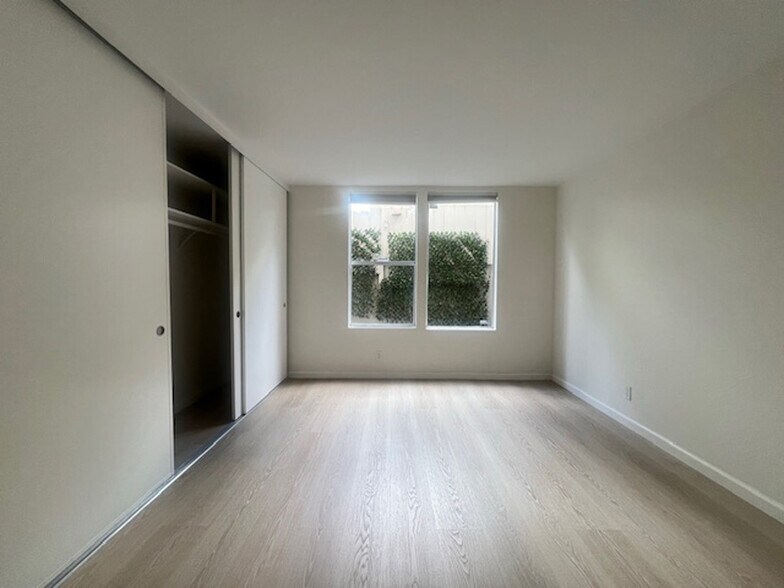 Building Photo - 811 York St