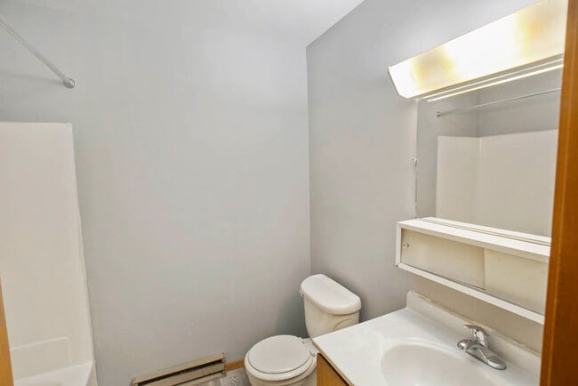 Building Photo - 405 E Reed St