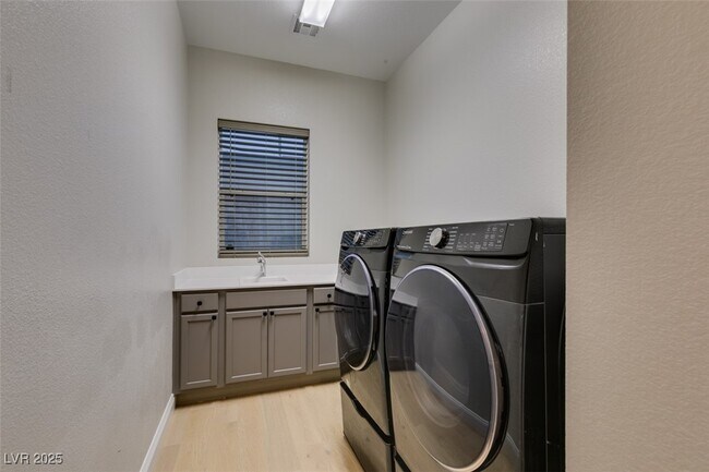 Building Photo - 2566 Speyburn Ave
