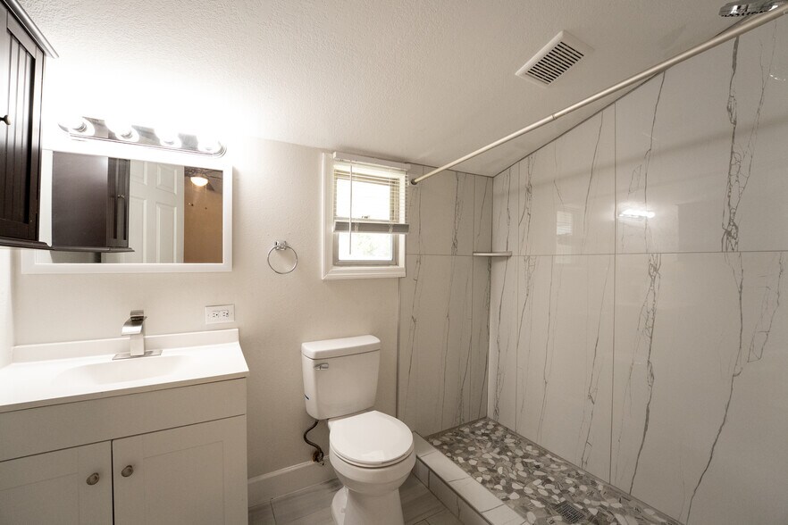 Building Photo - 606 4th Ave NW