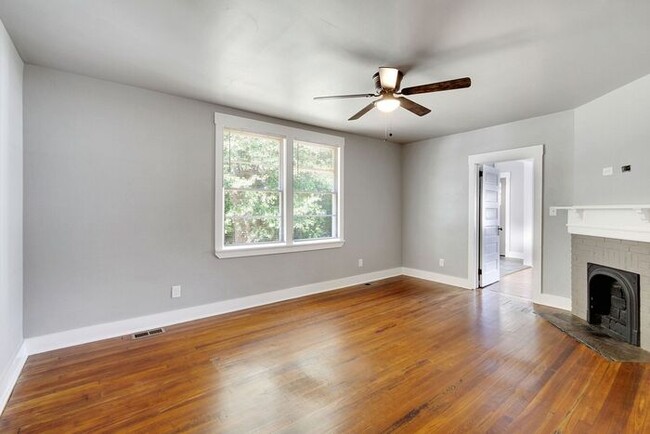 Building Photo - Renovated 2 Bedroom 2 Bath Duplex with Lar...