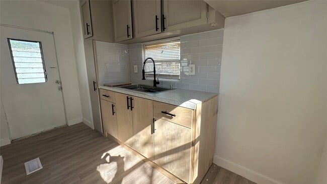 Building Photo - 510 N Shirley St