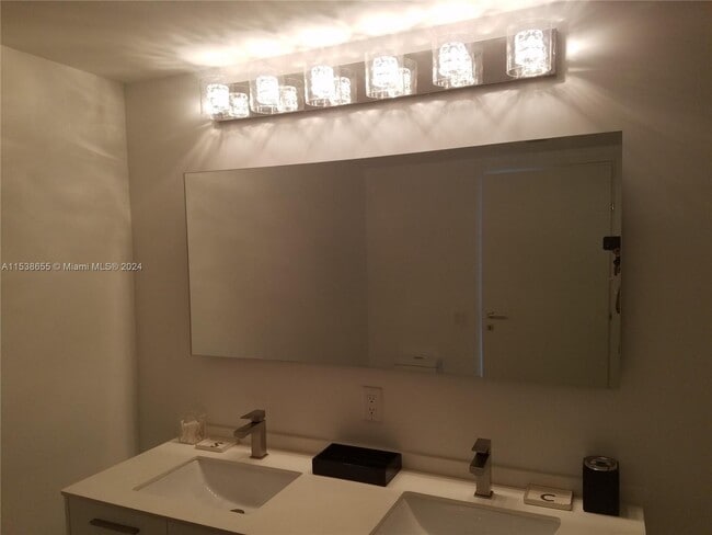 Building Photo - 1300 Brickell Bay Dr
